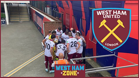 West Ham manager Julen Lopetegui holds his team talk outside at Selhurst Park [Credit: @ed_aarons on X]
