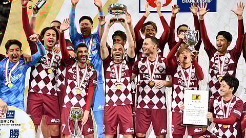 فيسيل كوبى يُتوج بثانى ألقابه فى اليابان بمشاركة إنييستا