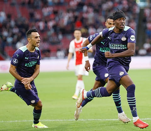 آيندهوفن يسحق أياكس برباعية ويتوج بكأس السوبر الهولندي